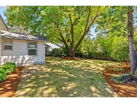 1572 Happy Lane Eugene OR 97401