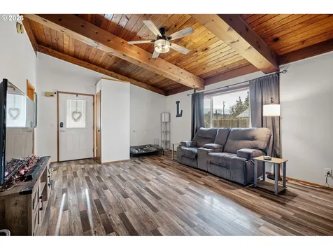 1532 E Chamberlain Avenue Cottage Grove OR 97424