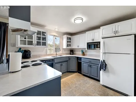 1532 E Chamberlain Avenue Cottage Grove OR 97424