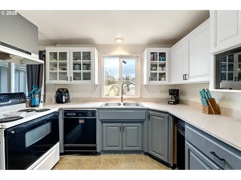 1532 E Chamberlain Avenue Cottage Grove OR 97424