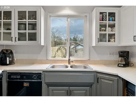1532 E Chamberlain Avenue Cottage Grove OR 97424