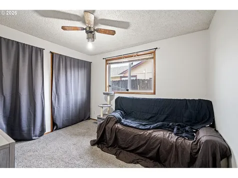 1532 E Chamberlain Avenue Cottage Grove OR 97424