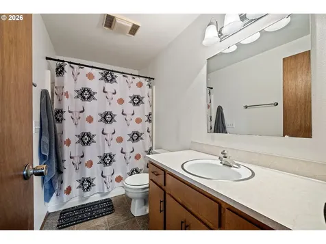 1532 E Chamberlain Avenue Cottage Grove OR 97424