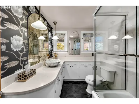 605 SE 70th Avenue Portland OR 97215