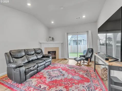 893 E Cleveland Street Carlton OR 97111