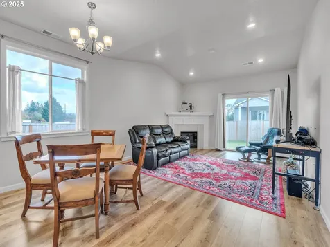 893 E Cleveland Street Carlton OR 97111