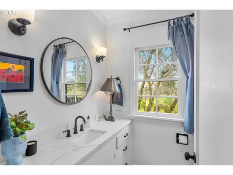 1250 SW Englewood Drive Lake Oswego OR 97034