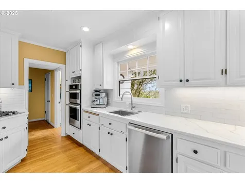 1250 SW Englewood Drive Lake Oswego OR 97034
