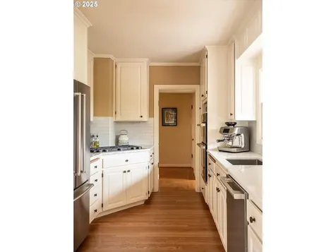 1250 SW Englewood Drive Lake Oswego OR 97034