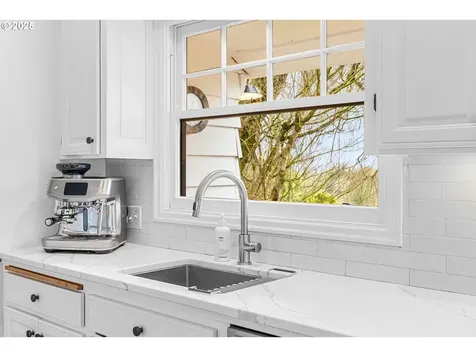 1250 SW Englewood Drive Lake Oswego OR 97034