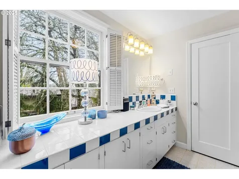 1250 SW Englewood Drive Lake Oswego OR 97034