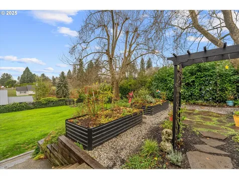 1250 SW Englewood Drive Lake Oswego OR 97034