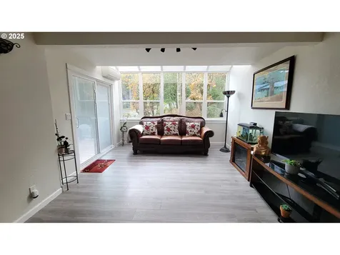 296 Woodridge Drive Eugene OR 97405