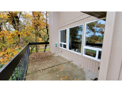 296 Woodridge Drive Eugene OR 97405