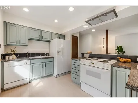 6140 SW 30th Avenue Portland OR 97239