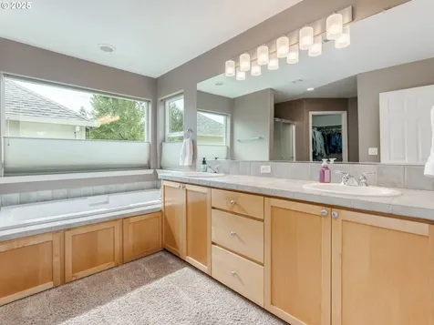 649 NE Retford Avenue Hillsboro OR 97124