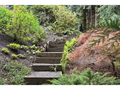 11503 SW Streamside Court Portland OR 97219