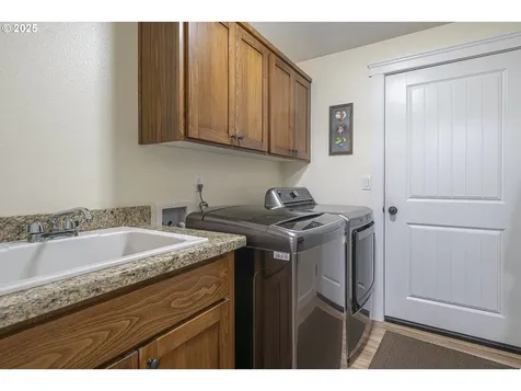 2213 Equestrian Loop S Salem OR 97302