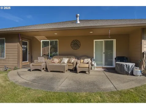 2213 Equestrian Loop S Salem OR 97302