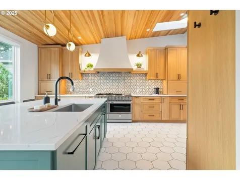 6328 SW Brugger Street Portland OR 97219