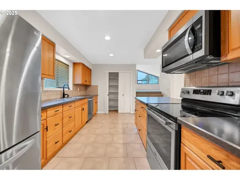 16981 Stanhelma Drive Gladstone OR 97027