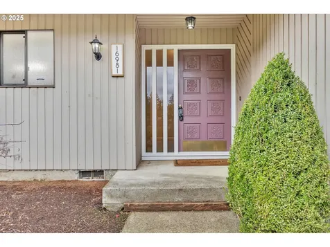 16981 Stanhelma Drive Gladstone OR 97027