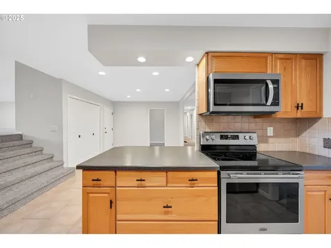 16981 Stanhelma Drive Gladstone OR 97027