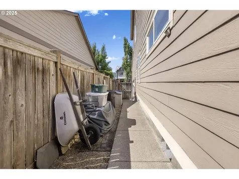 3369 Falcon Drive Springfield OR 97477