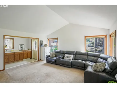 856 Woodland Drive NE Silverton OR 97381