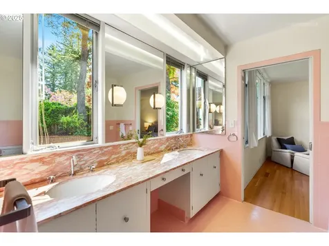6833 SE Pine Court Portland OR 97215