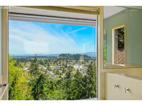 6833 SE Pine Court Portland OR 97215