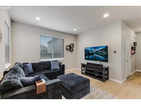 997 NW 2nd Avenue Canby OR 97013