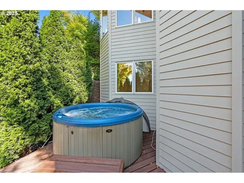 1615 NW Barnsley Court Portland OR 97229