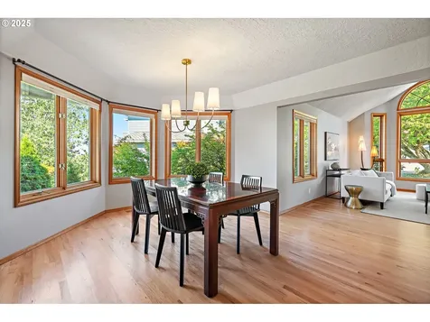 1615 NW Barnsley Court Portland OR 97229