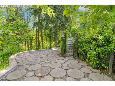 416 NW Hermosa Boulevard Portland OR 97210