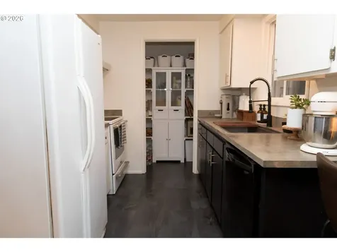 2040 20th Street Florence OR 97439