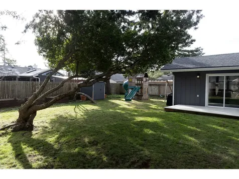 2040 20th Street Florence OR 97439