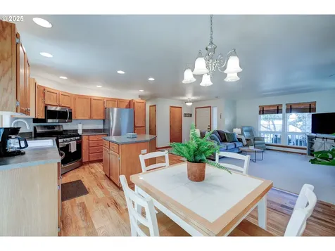 1868 NW Poppy Hills Drive Mcminnville OR 97128