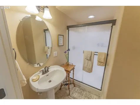5713 NE 62nd Circle Vancouver WA 98661