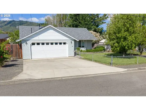 4216 Stella Street Roseburg OR 97471