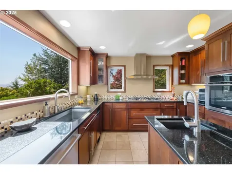 1371 Bayview Street North Bend OR 97459
