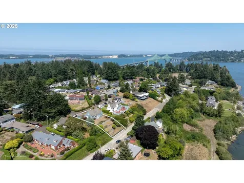 1371 Bayview Street North Bend OR 97459