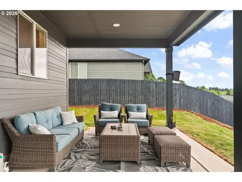 124 W 20th Way La Center WA 98629
