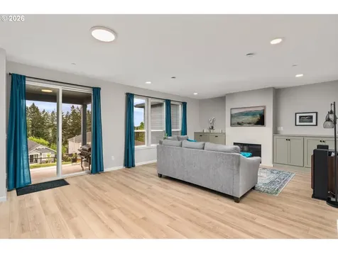 124 W 20th Way La Center WA 98629