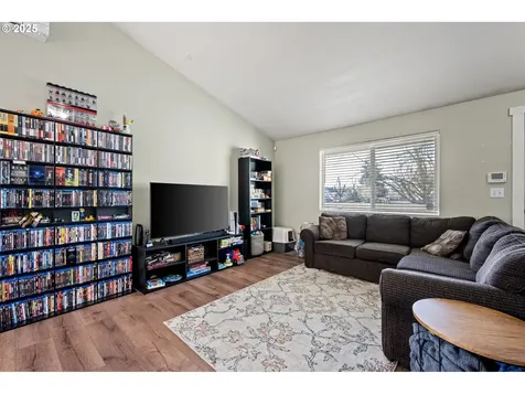 692 N 1st Street Creswell OR 97426