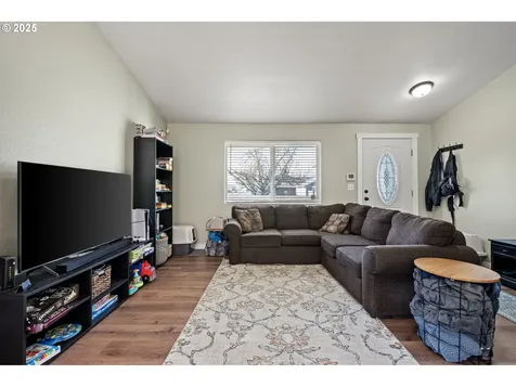 692 N 1st Street Creswell OR 97426