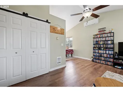 692 N 1st Street Creswell OR 97426