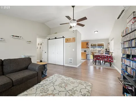 692 N 1st Street Creswell OR 97426