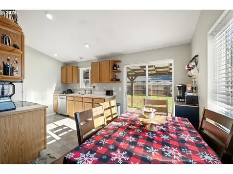 692 N 1st Street Creswell OR 97426