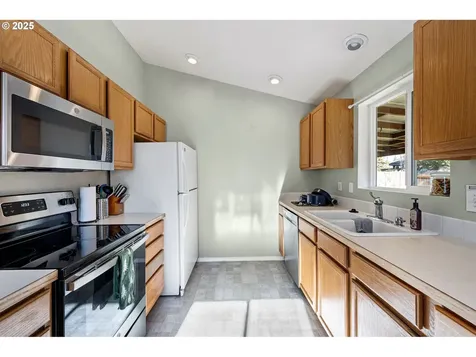 692 N 1st Street Creswell OR 97426